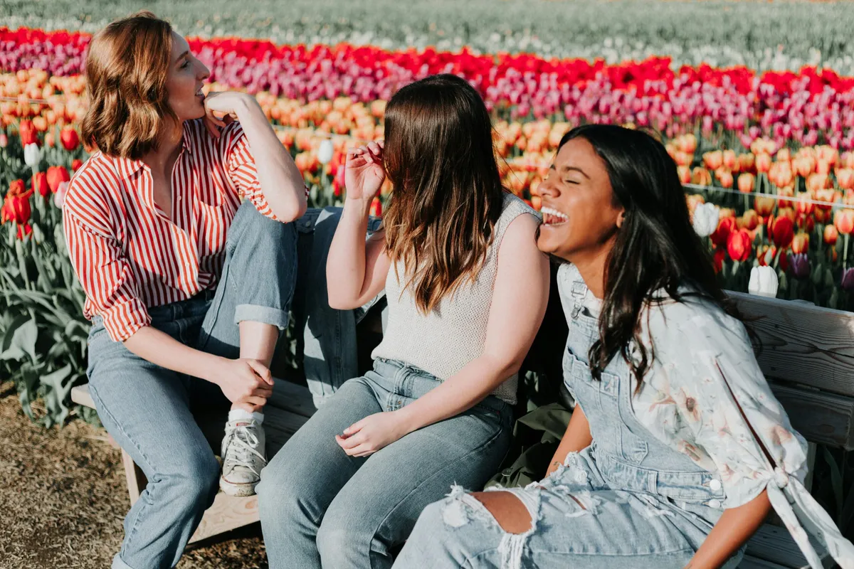Young people always find creative ways to communicate, and Mexico is no different. If you want to understand conversations on social media, in schools, and among friends, these 10 modern expressions will be very helpful.